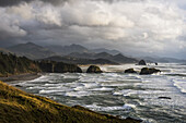 Wolken hängen tief über der Küste von Oregon; Cannon Beach, Oregon, Vereinigte Staaten von Amerika