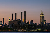 Empire State Building bei Sonnenuntergang; New York City, New York, Vereinigte Staaten Von Amerika