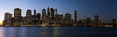 Lower Manhattan Skyline bei Sonnenuntergang; New York City, New York, Vereinigte Staaten Von Amerika