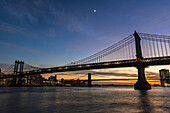 Manhattan- und Brooklyn-Brücken in der Dämmerung; New York City, New York, Vereinigte Staaten von Amerika