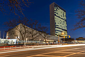 United Nations in der Dämmerung; New York City, New York, Vereinigte Staaten Von Amerika