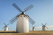 Berühmte Windmühlen in Campo Criptana, wo die Geschichten von Don Quijote ihren Ursprung haben; Ciudad Real, Kastilien-La Mancha, Spanien
