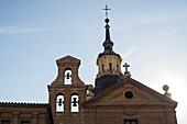 Kirchengebäude in der historischen Innenstadt von Alcala De Henares, einer historischen und charmanten Stadt in der Nähe von Madrid; Alcala De Henares, Spanien