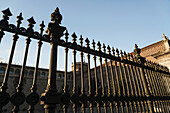 Dekorativer Zaun neben den Gebäuden des Erzbischofspalastes in Alcala De Henares, einer historischen und bezaubernden Stadt in der Nähe von Madrid; Alcala De Henares, Spanien
