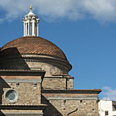 Kirchengebäude mit Kuppeldach vor einem blauen Himmel mit Wolken; Florenz, Toskana, Italien