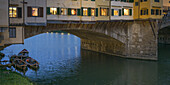 Ponte Vecchio und der Fluss Arno; Florenz, Toskana, Italien