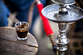 Ein Glas türkischer Kaffee steht neben einer Sheesha in einem kleinen Dorf bei Luxor; Ägypten