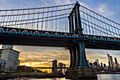 Manhattan- und Brooklyn-Brücken bei Sonnenuntergang, Brooklyn Bridge Park; Brooklyn, New York, Vereinigte Staaten von Amerika