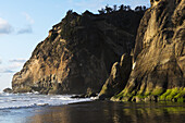 Die Brandung umspült den Strand von Hug Point; Arch Cape, Oregon, Vereinigte Staaten von Amerika