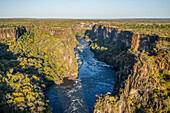 Sonnenbeschienener Canyon und Fluss; Botswana