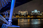 Hungerford-Brücke und Golden-Jubilee-Brücken bei Nacht; London, England