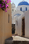 Schmale Straße mit einer Katze und Blick auf eine Kirche; Naxos, Griechenland