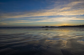 Sonnenuntergang über Long Beach, Pacific Rim National Park Reserve; Tofino, British Columbia, Kanada