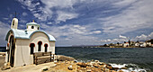 Hübsche kleine traditionelle griechisch-orthodoxe Kapelle an der Strandpromenade