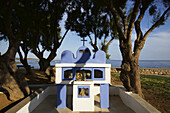 Hübsche kleine traditionelle griechisch-orthodoxe Kapelle an der Strandpromenade