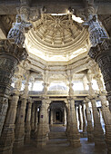 Innenansicht der Säulen und Kuppeln des Jain-Tempels in Ranakpur