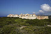 Bonifacio Zitadelle mit Blick auf das blaue Meer
