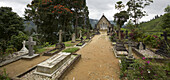 Kirche und Friedhof aus der britischen Ära auf einem Hügel inmitten von Teeplantagen, Sri Lanka