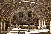 Ruinen und Torbögen eines antiken griechisch-orthodoxen Klosters
