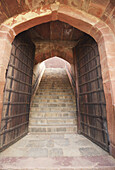 Tür und Tore zu einem Mogulgrab aus Sandstein aus dem 16.
