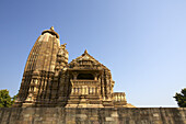 Außenansicht des kunstvoll in Stein gehauenen Chandala-Rajput-Tempels