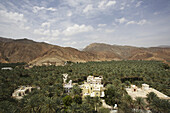 Landschaftsansicht des Jabal Akbar Gebirges mit traditionellem Dorf