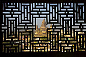 Blick auf den Tempel durch das aus Stein gehauene Fenster des Rajput-Palastes