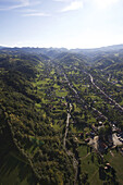 Luftaufnahme der ländlichen Landschaft der Karpaten