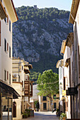 Von traditionellen Häusern gesäumte Seitenstraßen und Blick auf das Kloster auf dem Hügel, Pollenca, Mallorca
