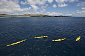 Kanus auf dem Meer vor der Galapagos-Insel