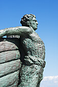 Statue eines Mannes vor blauem Himmel auf einer griechischen Insel; Panormos, Thessalia Sterea Ellada, Griechenland