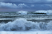 Stürmischer Himmel über einem Strand an der Westküste; Greymouth, Südinsel, Neuseeland