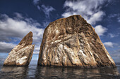 Große Felsformationen im Meer vor der Küste; Galapagos-Inseln, Ecuador