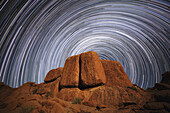 Sternenspuren über einem großen Felsbrocken im Richtersveld National Park; Südafrika