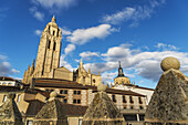 Die Kathedrale von Segovia von den Stadtmauern aus; Segovia, Kastilien-León, Spanien