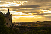 Segovias Alcazar bei Sonnenuntergang, Festung aus dem Xii Jahrhundert; Segovia, Kastilien-León, Spanien