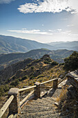 Berge und Stufen, die auf einem Pfad nach unten führen, Alpujarra; Provinz Granada, Andalusien, Spanien