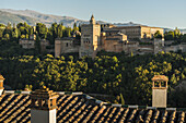 Blick auf die Alhambra von der Spitze des Albaicin-Viertels; Granada, Andalusien, Spanien