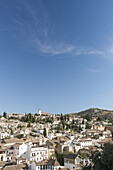 Schöne Aussicht auf das Viertel Albaicin und den Sacromonte; Granada, Andalusien, Spanien