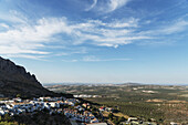 Blick vom Dach von Luque, einer traditionellen Stadt, die von Olivenbäumen umgeben ist; Luque, Cordoba, Andalusien, Spanien