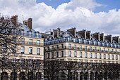 Wohngebäude in der Nähe des Place De La Concorde; Paris, Frankreich