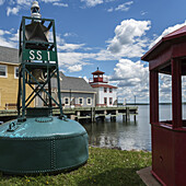 Große Boje am Ufer und Gebäude entlang der Uferpromenade; Pictou, Nova Scotia, Kanada