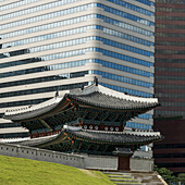 Ein modernes Bürogebäude und ein Gebäude mit traditioneller koreanischer Architektur; Seoul, Südkorea