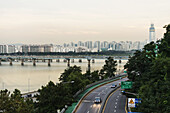 Brücken über den Han-Fluss und eine Straße mit Gebäuden in einem Stadtbild; Seoul, Südkorea