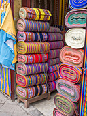 Bolzen mit bunten peruanischen Mustern auf einem Straßenmarkt; diese Muster sind Teil der einheimischen Quechua-Kultur; Cusco, Peru