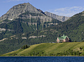 Oberer Waterton See und Berge mit Prince Of Wales Hotel, Waterton Lakes National Park; Alberta, Kanada