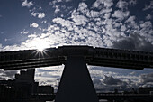 Silhouettierte Ansicht von der Millennium Bridge vor einem dramatischen Frühlingshimmel; London, England