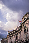 Ein schönes Dach entlang der Londoner Regent Street nach einem Frühlingssturm in der Abenddämmerung; London, England