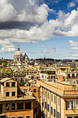 Blick auf Dächer und Kuppeln in einer Stadtlandschaft; Rom, Italien
