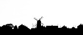 Silhouette einer Skyline mit einer Windmühle und Häusern; Whitburn, Tyne And Wear, England